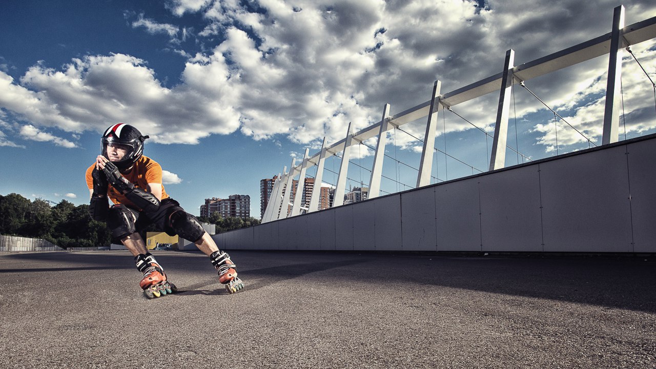 Ролер виконує маневр на роликах на вулиці