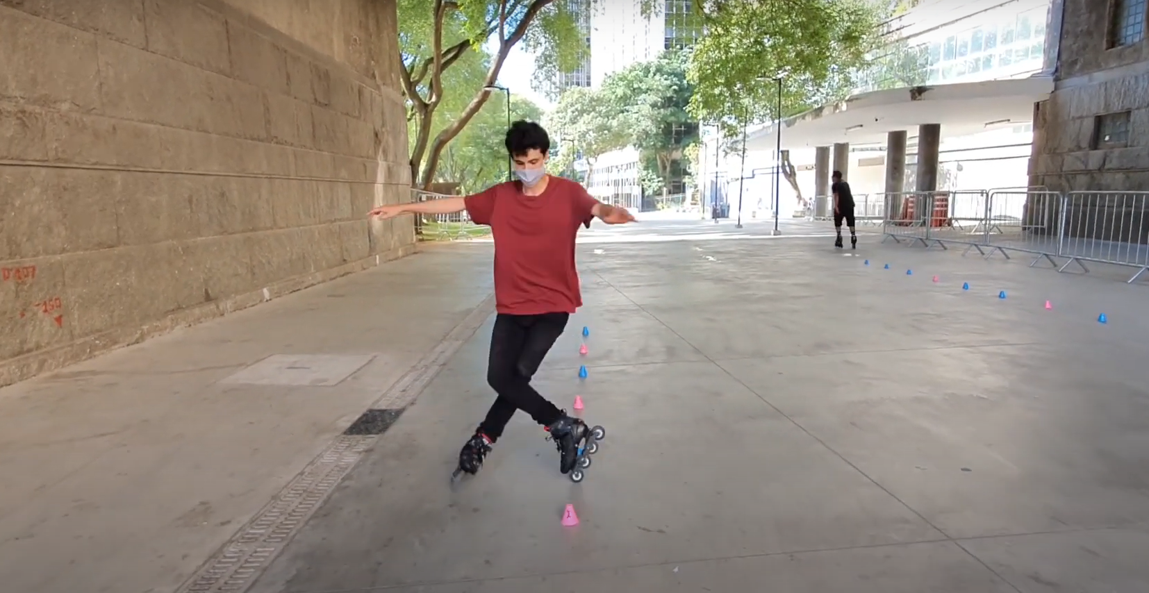 Катання на одному колесі навколо конусів (трюк Korean Spin)